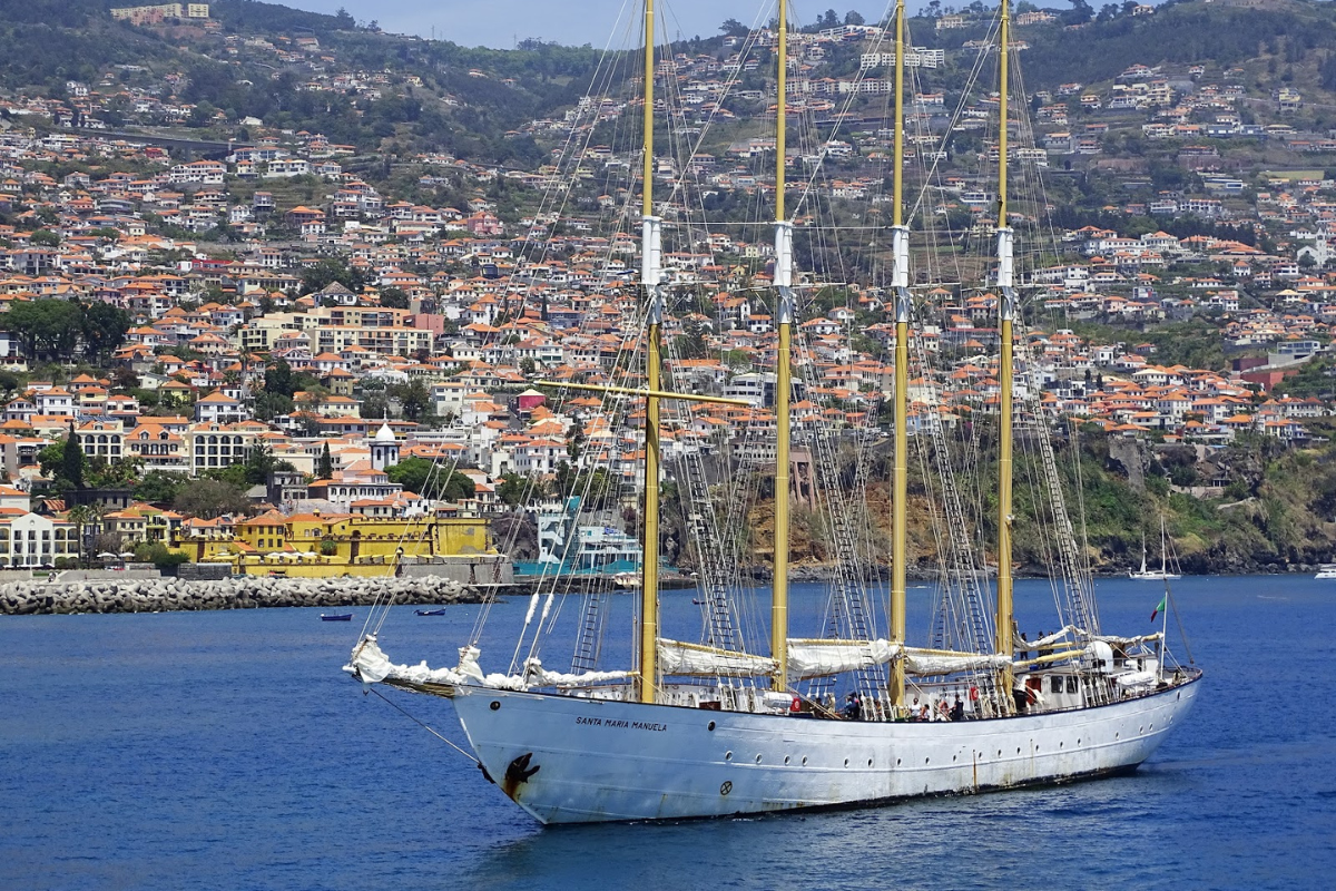 V32 - New Years Eve Madeira Fireworks and Sailing - SantaMariaManuela